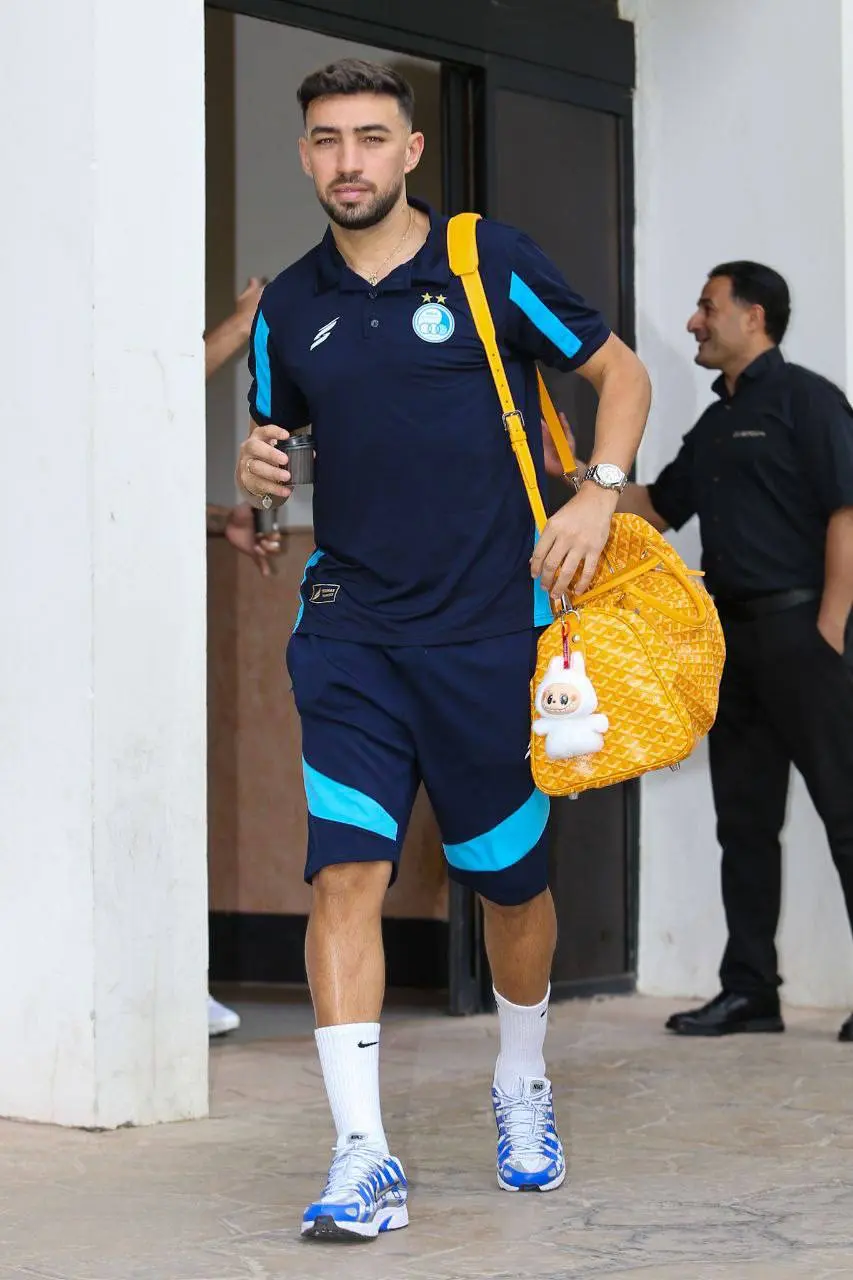 d985d986db8cd8b1d8a7d984d8add8afd8a7d8afdb8c-1 ستاره بارسایی استقلال و عروسک جنجالی و خبرسازش! (عکس)