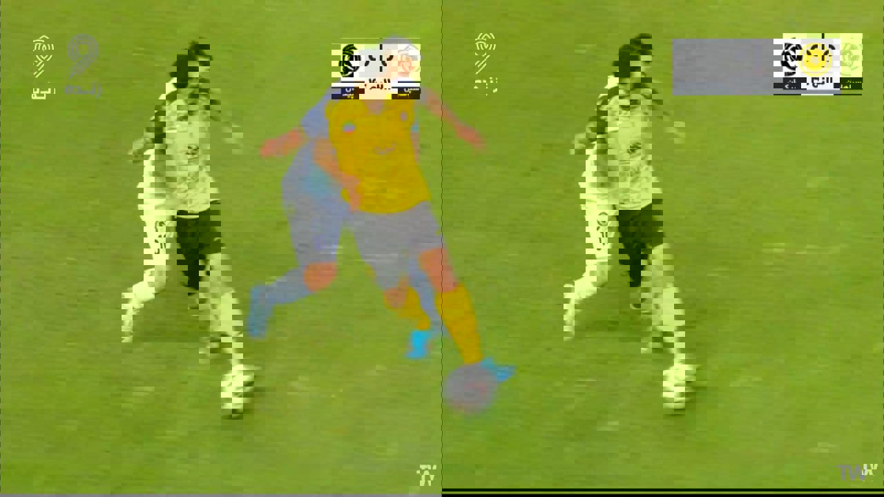 صحنه مشکوک در پایان نیمه نخست دیدار سپاهان و پیکان