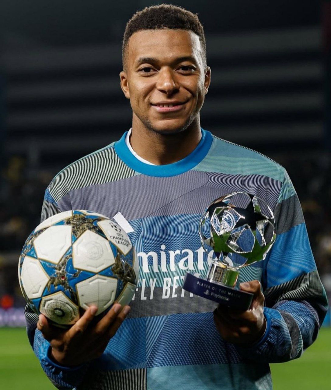 img_20250930_232127_359 کیلیان امباپه با توپ و جایزه مسابقه