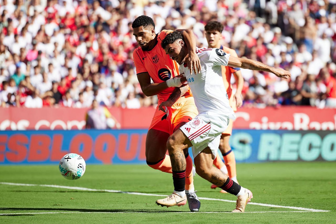 img_20251005_205558_907 صحنه جنجالی بازی بارسلونا و سویا؛ داور سر بارسا را برید؟