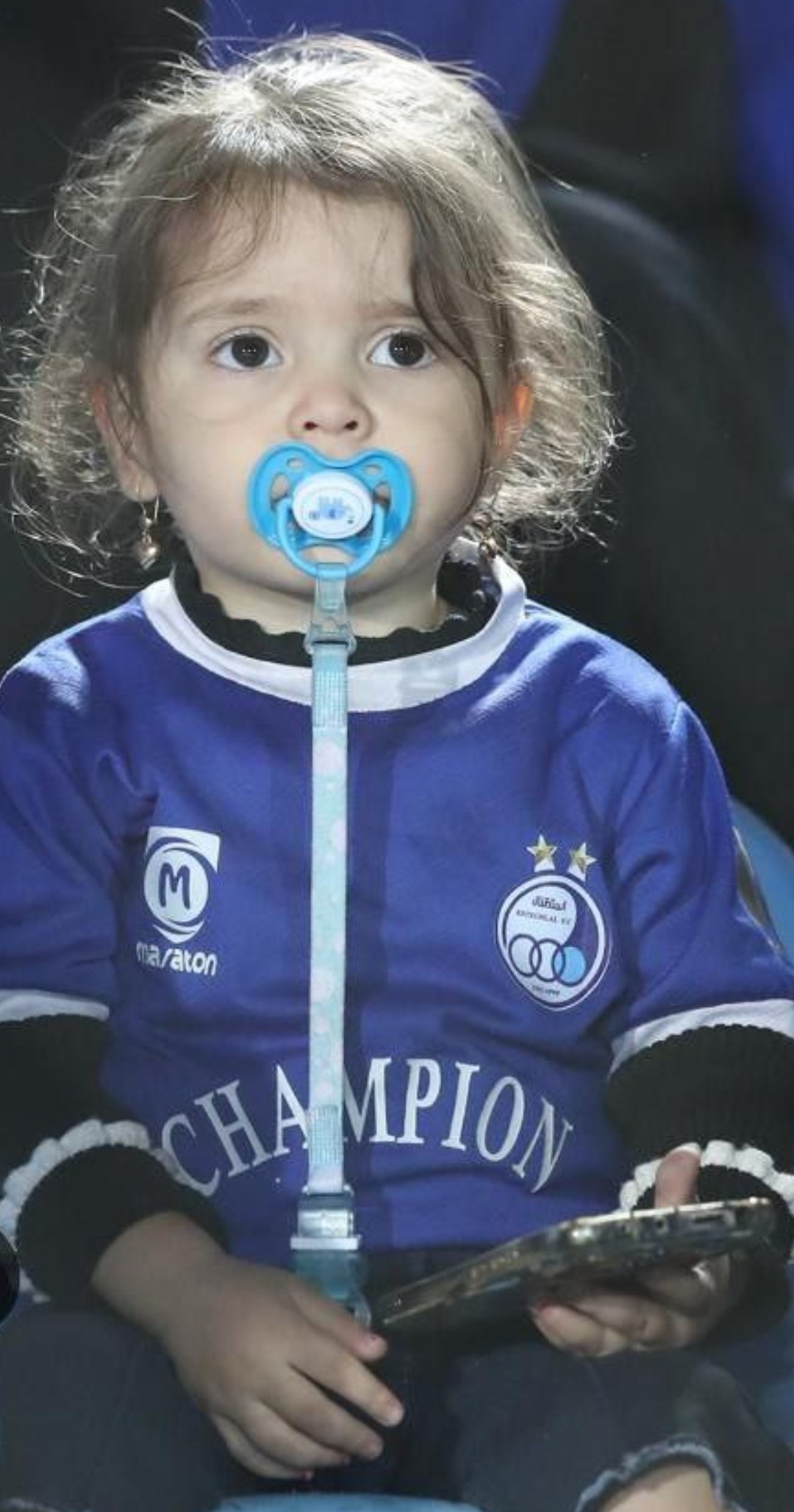 img_20251023_002422_429 عکس از کودک خردسال هوادار استقلال با پستانک