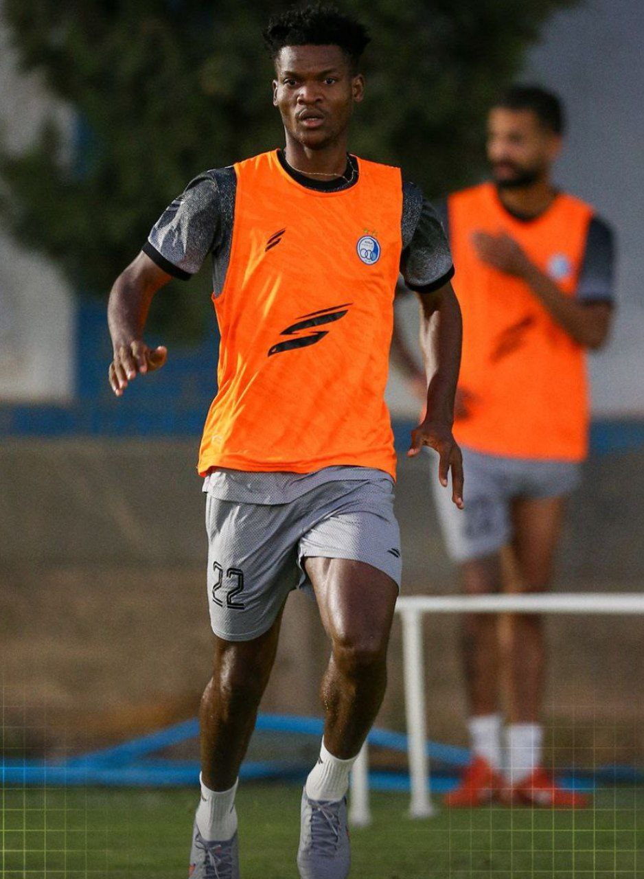 عکس از دیدیه اندونگ هافبک گابنی استقلال