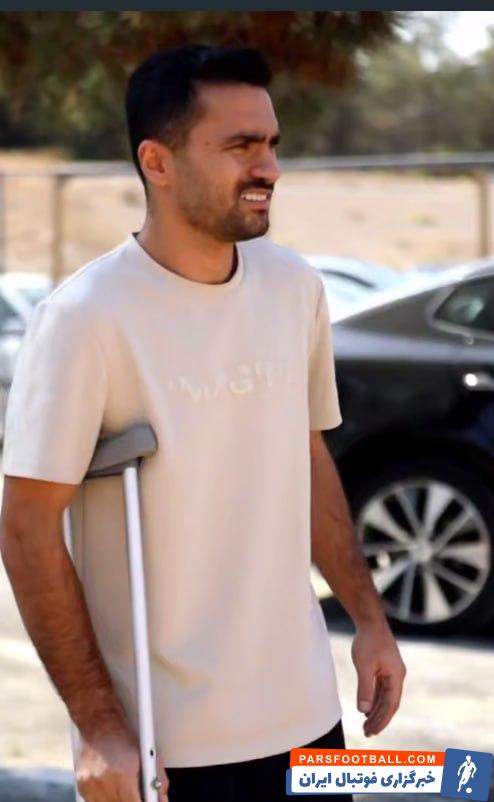 محمد کریمی کاپیتان تیم سپاهان با عصا در تمرین حضور پیدا کرد