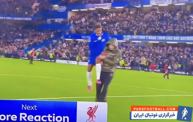 تصویری از پرش جورل هاتو بر روی پالمر مصدوم در جشن برد برابر لیورپول