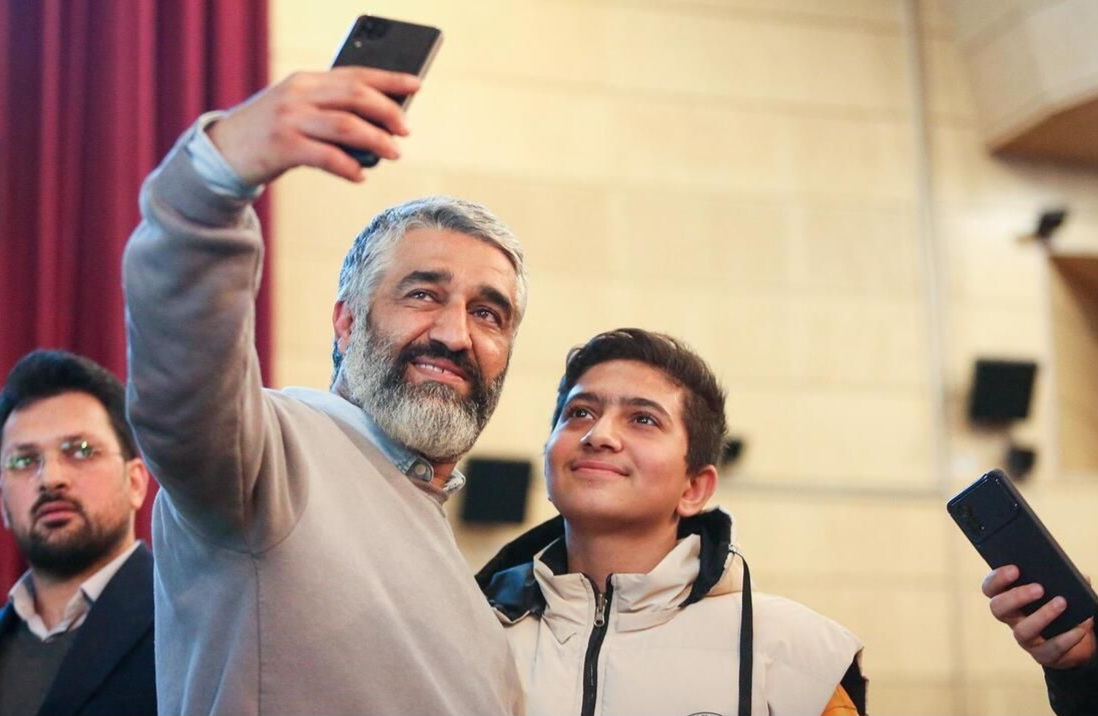 عکس از پژمان جمشیدی و هواداران در جشنواره فیلم فجر ۱۴۰۳