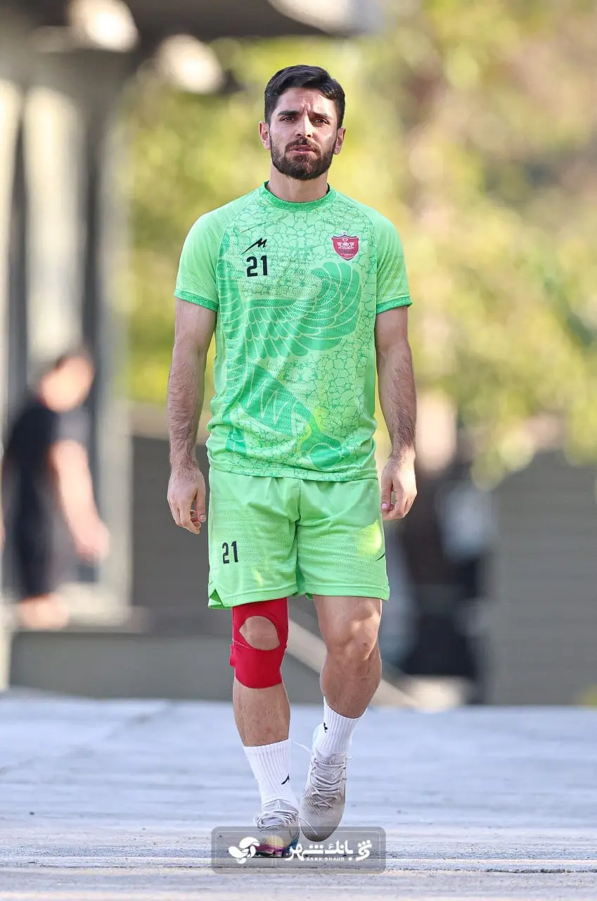 ستاره پرسپولیس با زانوبند تمرین می‌کند