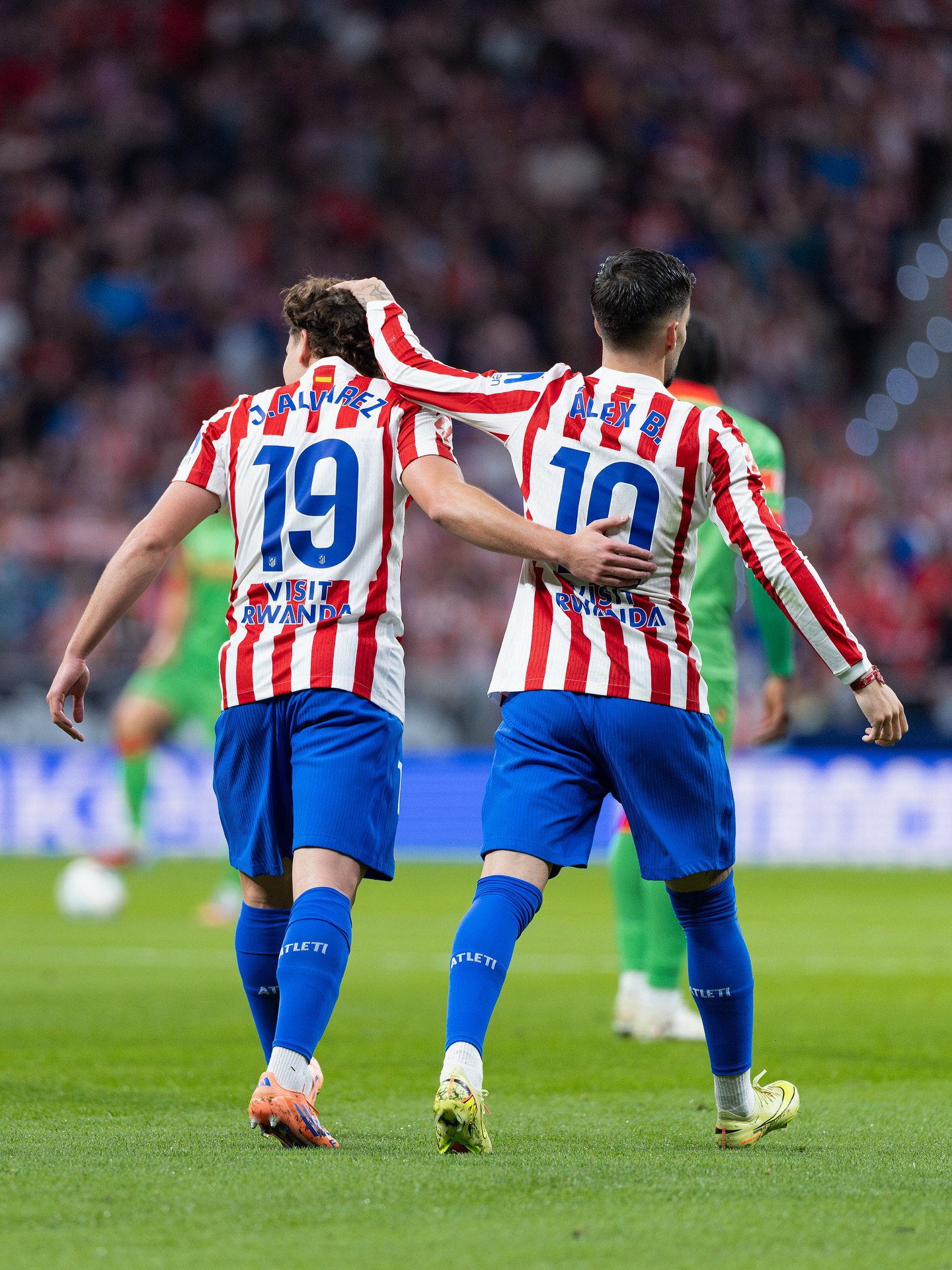 photo_2025-10-20_02-01-36 خولیان آلوارز