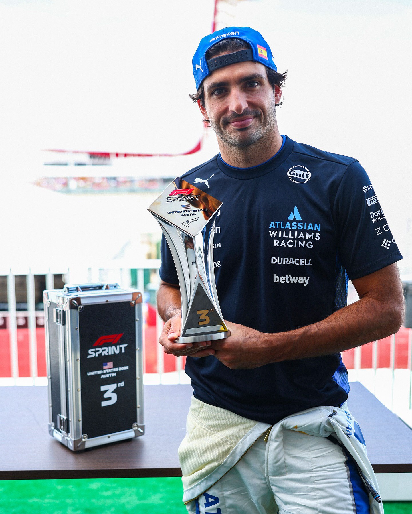 photo_2025-10-20_02-02-59 کارلوس ساینز