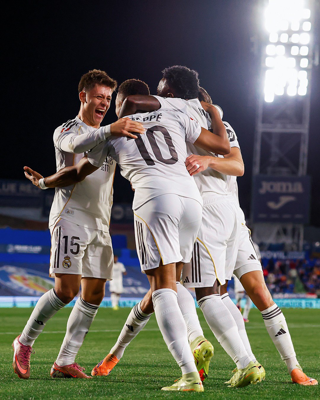 photo_2025-10-20_02-04-29 آردا گولر