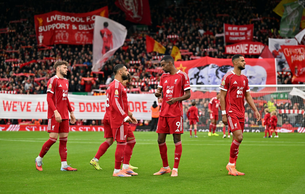 بازیکنان لیورپول پیش از تقابل با منچستریونایتد