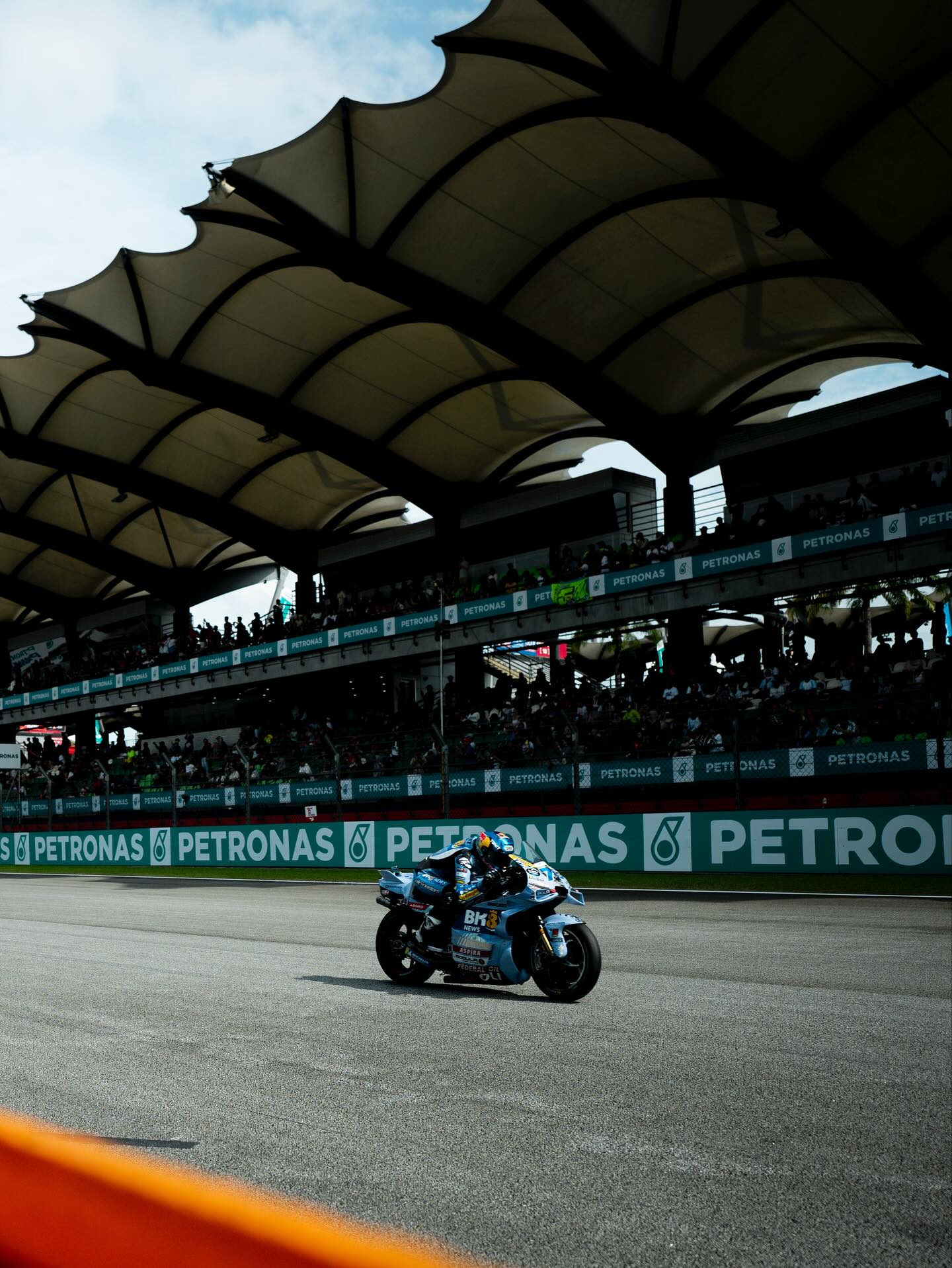 photo_2025-10-25_01-23-34 الکس مارکز