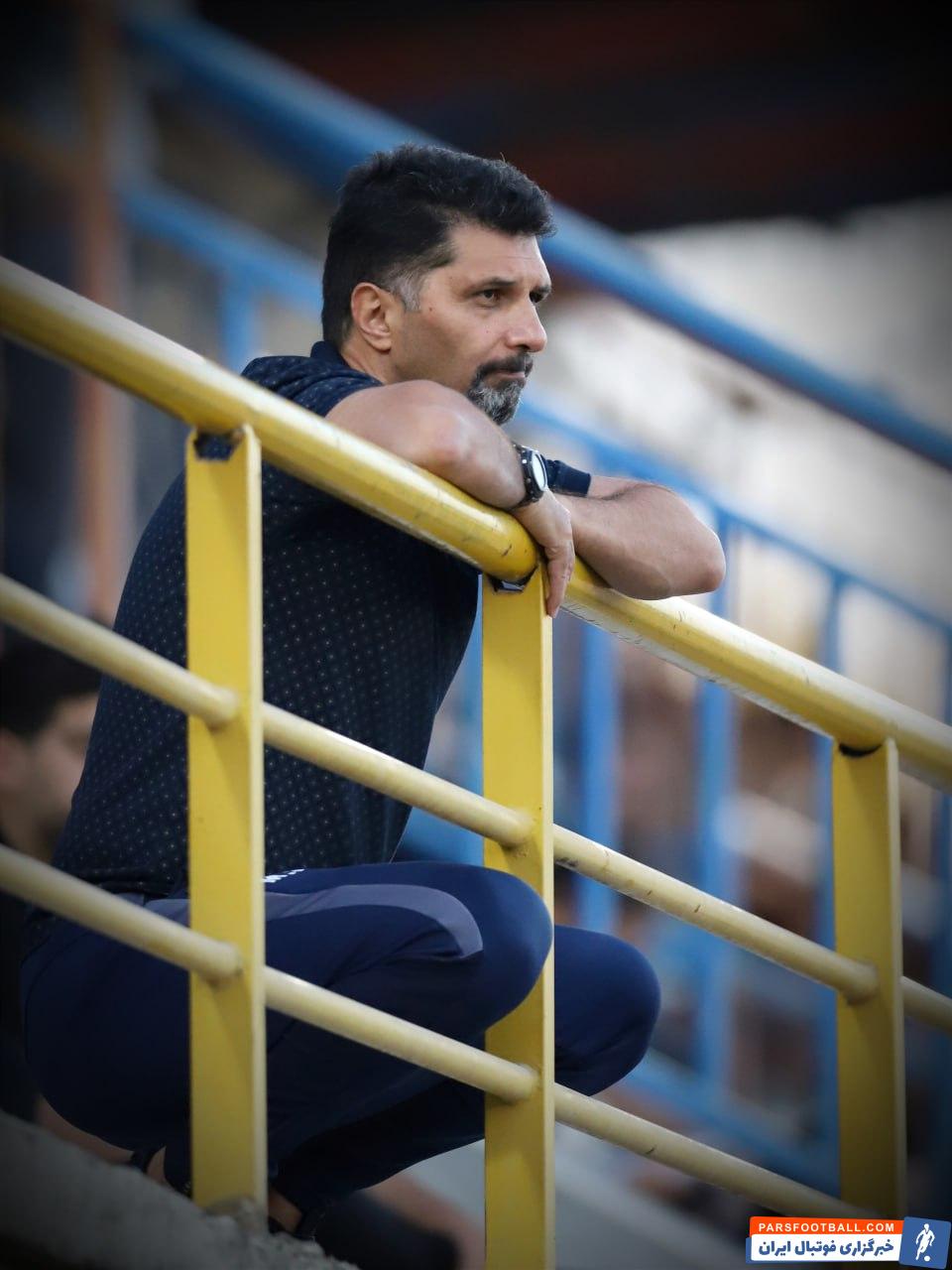  سید مجتبی حسینی سرمربی آلومینیوم از سکو ها برد تیمش برابر پیکان را جشن گرفت