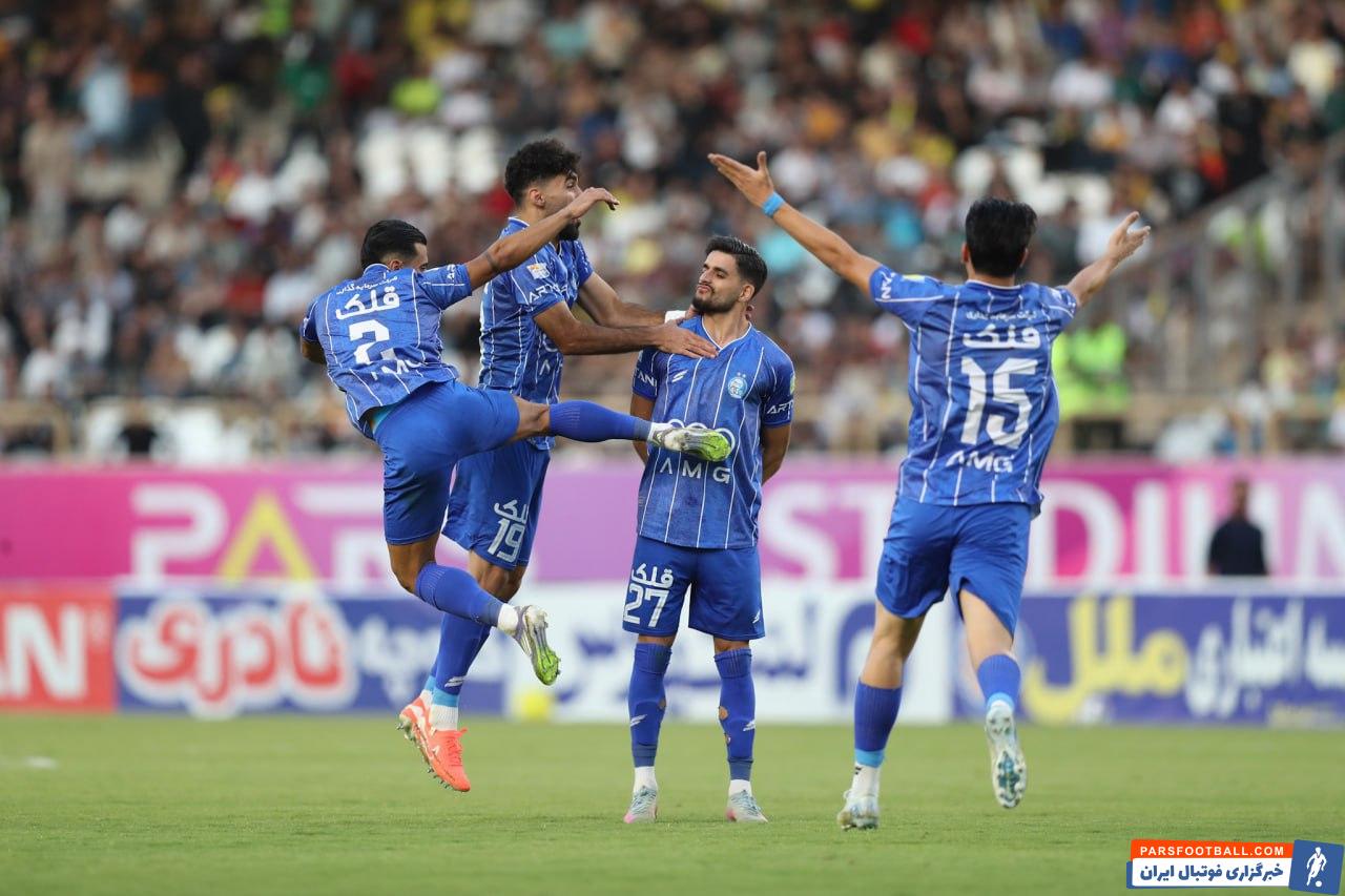 صالح حردانی با حرکاتی شبیه مبارزان رزمی خوشحالی‌اش را از گل سوم استقلال نشان داد