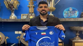 کلیپ ترک ورزشگاه توسط فرعباسی دروازه بان مصدوم استقلال به کمک اعضای کادرفنی