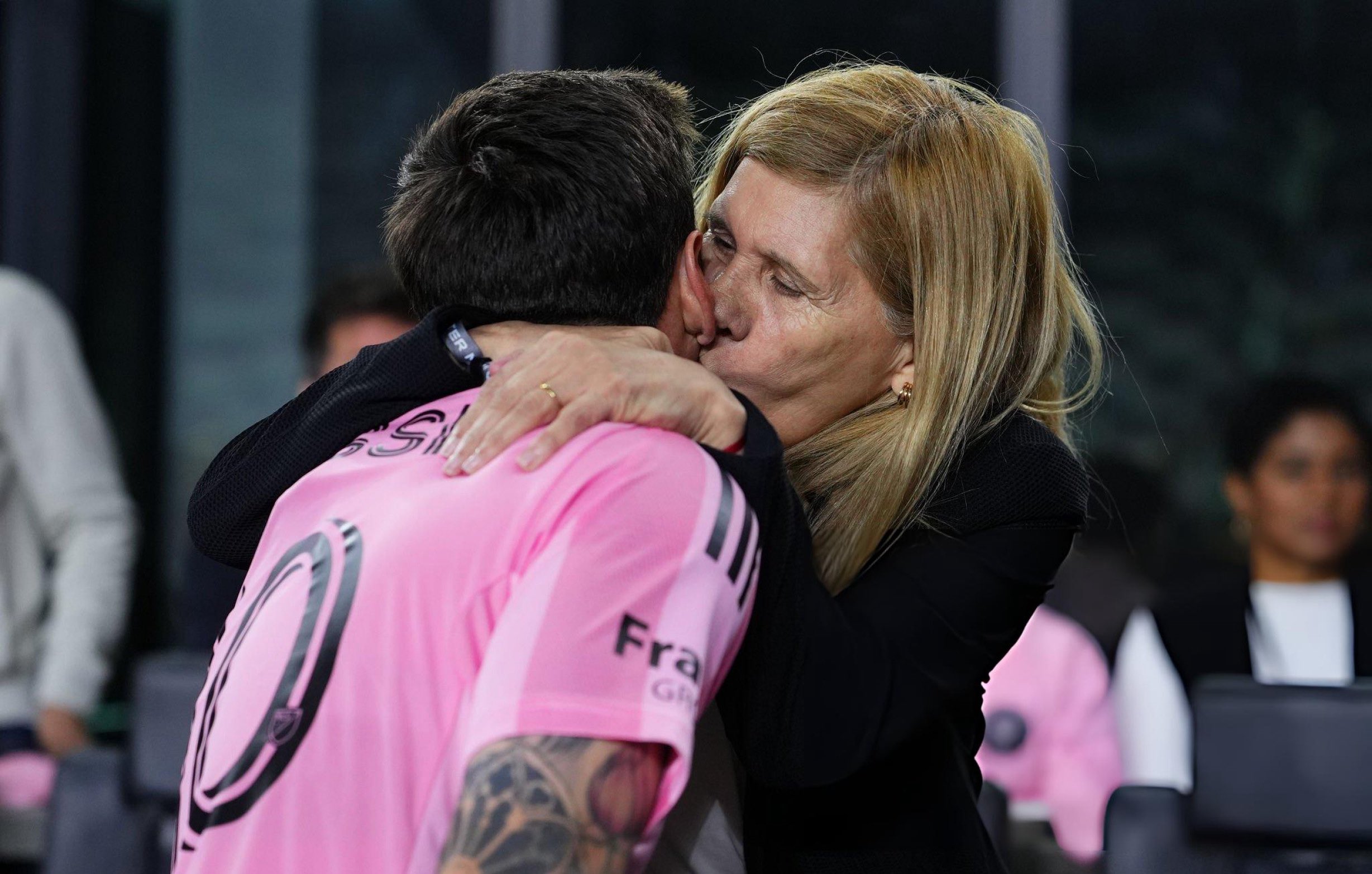 20251130_115301 بوسه مادر لیونل مسی بر گونهی او