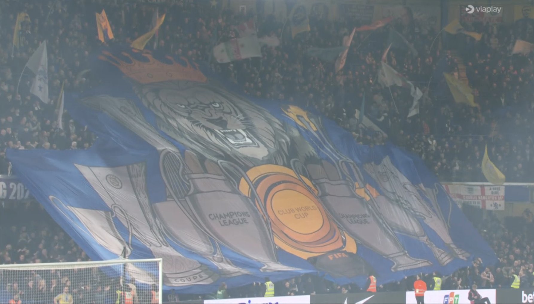 20251130_223733 تیفوی جنجالی هواداران چلسی به رخ آرسنال کشیده شد