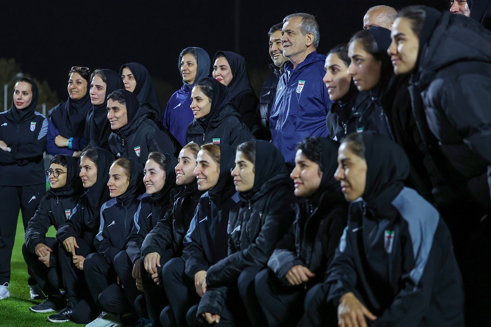 2153085_945-1 عکس یادگاری پزشکیان با دختران تیم فوتبال ایران