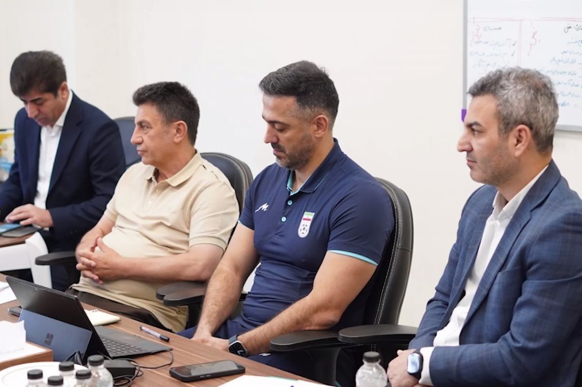 هیئت ۳ نفره قرعهکشی جام جهانی چطور ۹ نفره شد؛ مشتاقان ویزای آمریکا پشتگیت هیئت ۳ نفره قرعهکشی جام جهانی چطور ۹ نفره شد؛ مشتاقان ویزای آمریکا پشتگیت