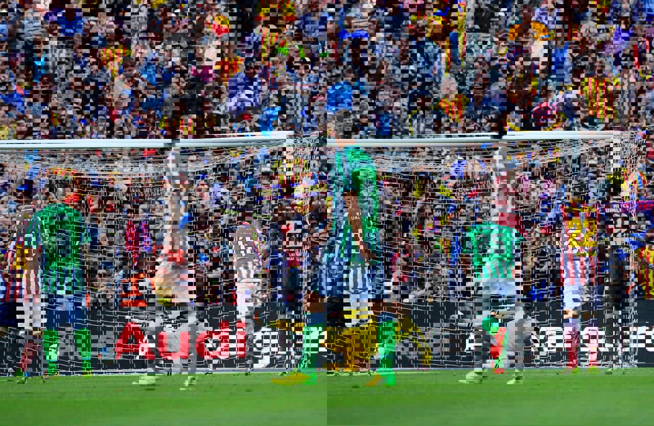 2ucmood47 عکس از مهار پنالتی لیونل مسی توسط آدان