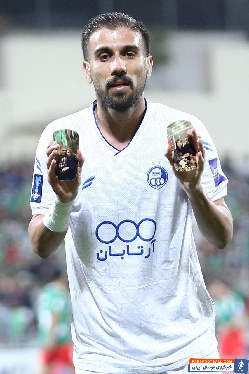 مهران احمدی و نمایش ساق‌بندهای خاصش پس از گلزنی در مقابل الوحدات