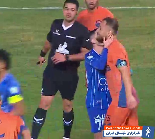 بوسه جنجالی یاسر آسانی وینگر استقلال به حریف گمنام در جریان دیدار مقابل پادیاب خلخال