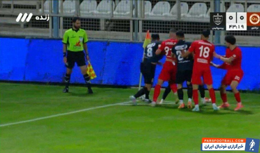 لحظه عجیب در دیدار پرسپولیس و تراکتور ؛ تجمع 5 نفر از بازیکنان گوشه پرچم کرنر