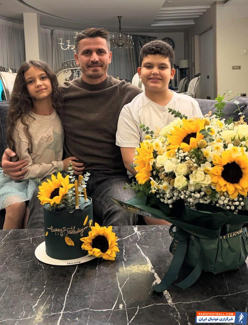 وریا غفوری مربی استقلال تولدش را در کنار فرزندانش جشن گرفت