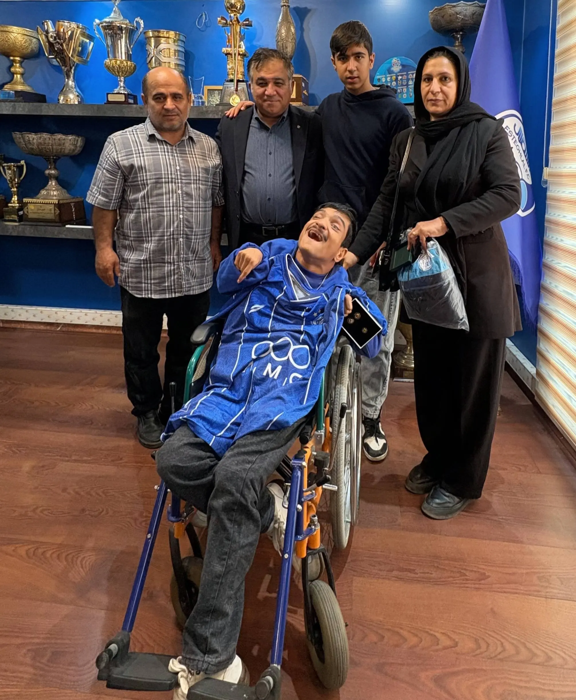 علی تاجرنیا دیدار صمیمانه‌ای با دو هوادار متعصب استقلال داشت