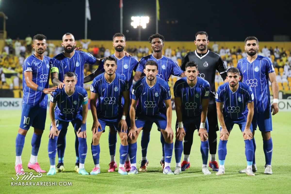 404402-1 عکس تیمی استقلال در ورزشگاه خانگی الوصل