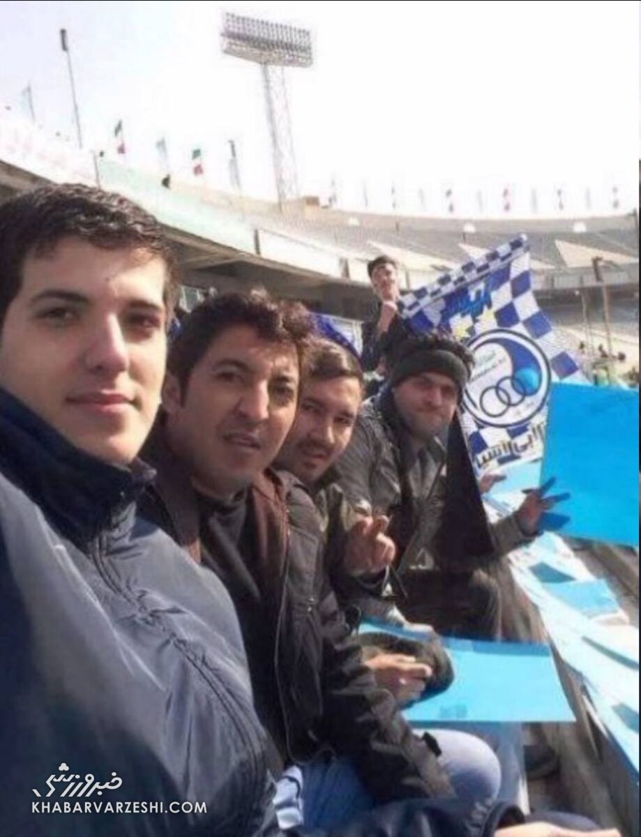 411263 صابر کاظمی در ورزشگاه آزادی بین هواداران استقلال