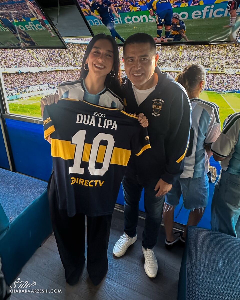 411566 عکس یادگاری دوا لیپا و خوان رومن ریکلمه با پیراهن بوکاجونیورز