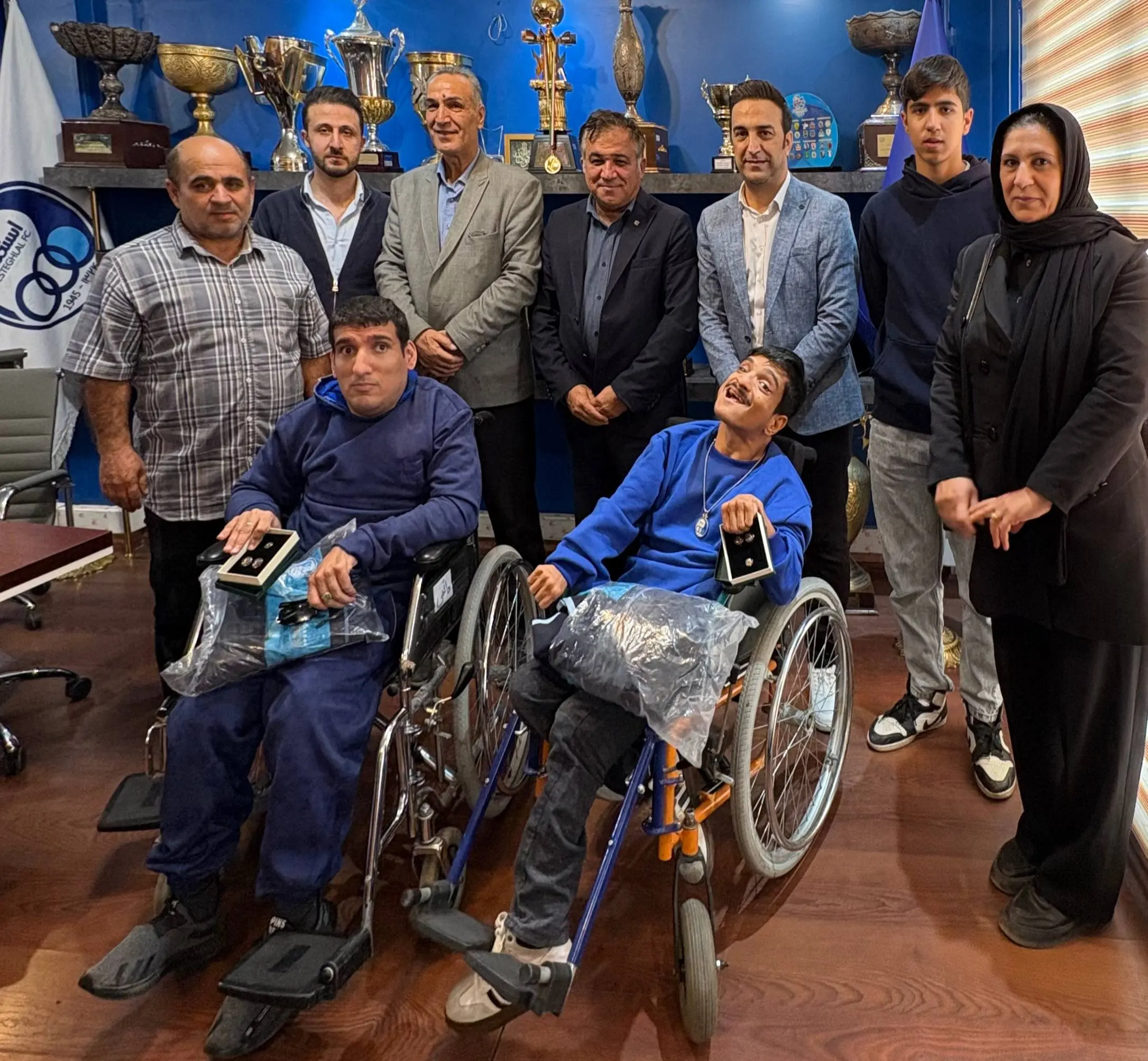 علی تاجرنیا دیدار صمیمانه‌ای با دو هوادار متعصب استقلال داشت