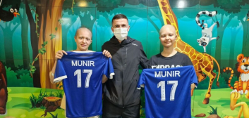 یاسر آسانی ستاره استقلال به دیدار کودکان مبتلا به سرطان رفت