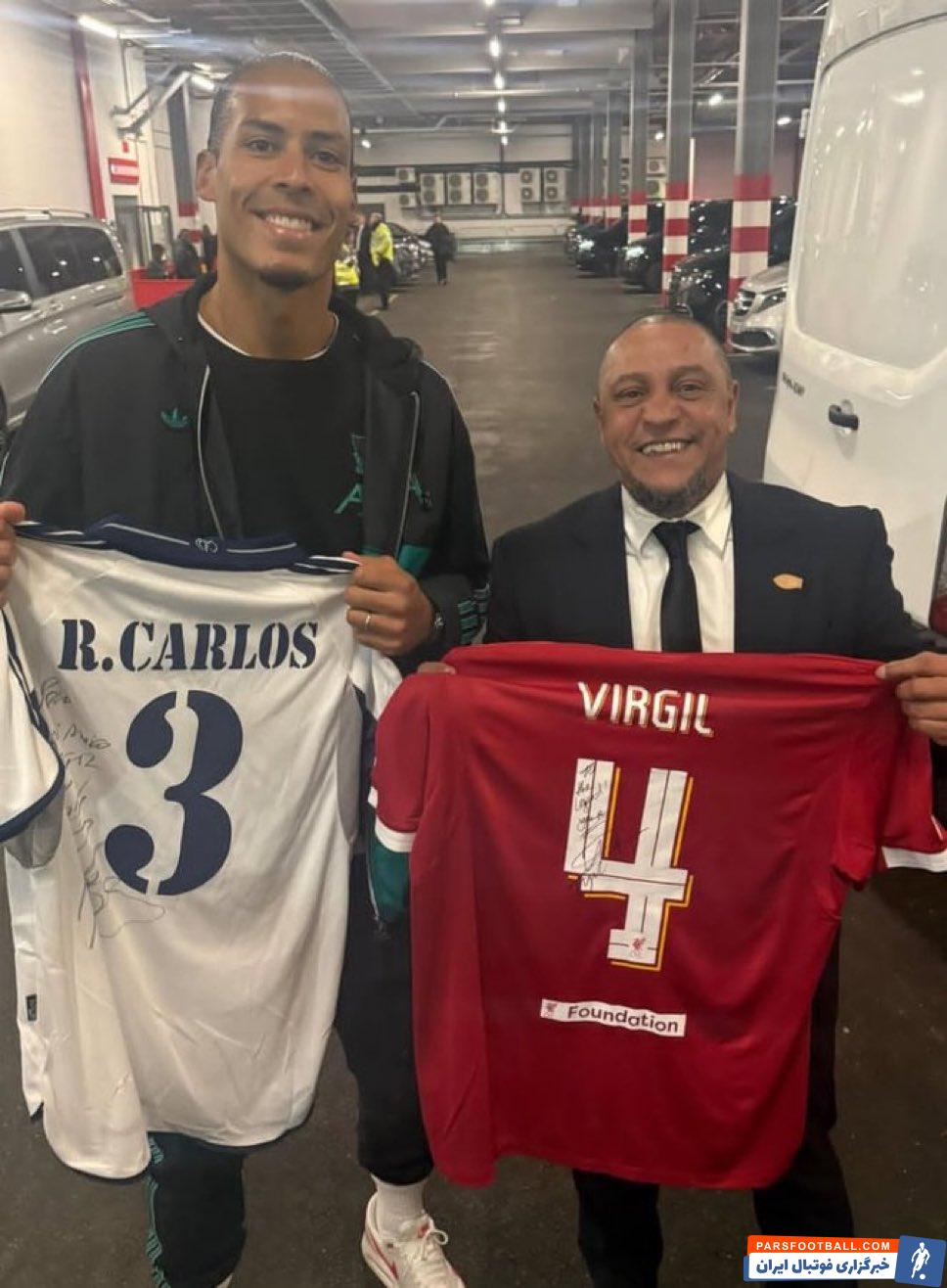 تعویض پیراهن بین فن دایک کاپیتان لیورپول با روبرتو کارلوس اسطوره رئال مادرید