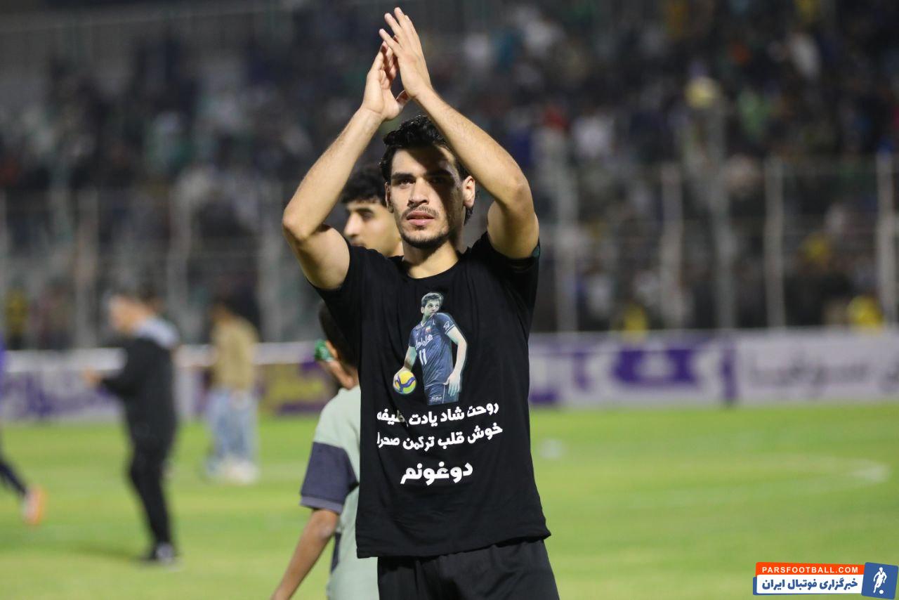 عارف قزل با پیراهنی با تصویر صابر کاظمی در جشن پیروزی خیبر خرم‌آباد شرکت کرد