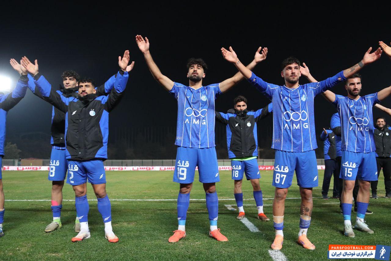 جشن پیروزی بازیکنان استقلال در پایان بازی با پادیاب خلخال با هواداران