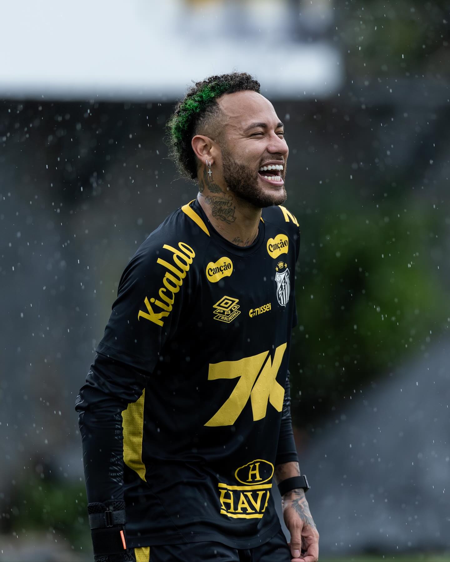 img_20251101_100153_029_0 نیمار از مدل موی عجیب و رنگشده خود رونمایی کرد