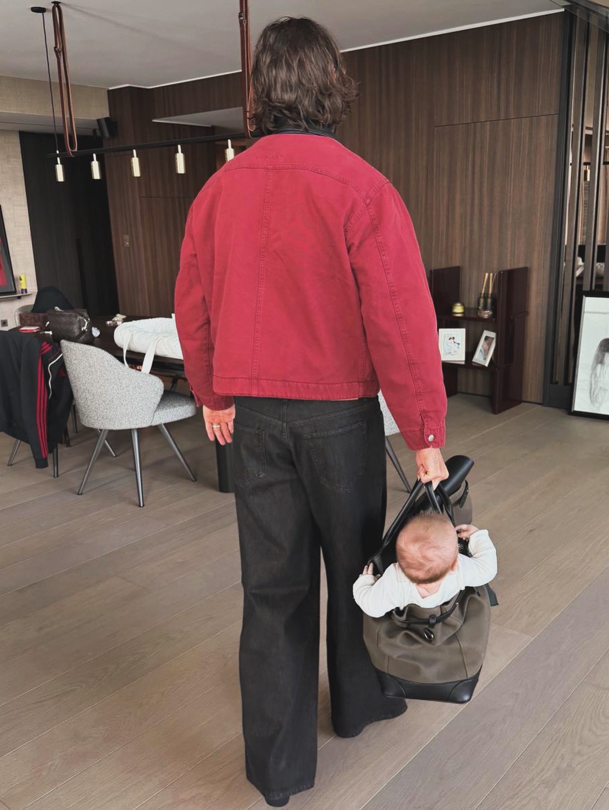 دومینیک سوبوسلای و شیوه عجیب حمل کردن دختر سه ماهه خود؛