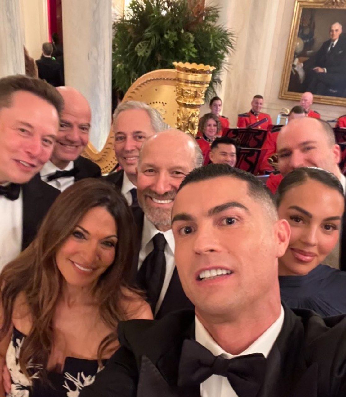 img_20251119_102920_368 سلفی پربازدید کریستیانو رونالدو در کاخ سفید