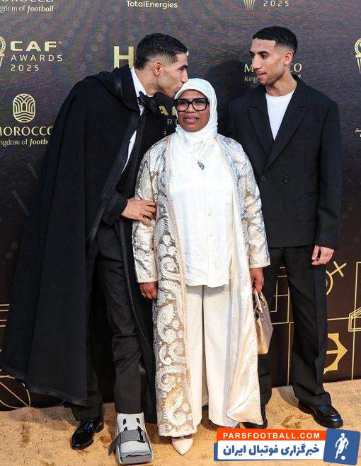 بوسهی اشرف حکیمی بر سر مادرش پس از انتخاب به عنوان مرد سال فوتبال آفریقا 2025