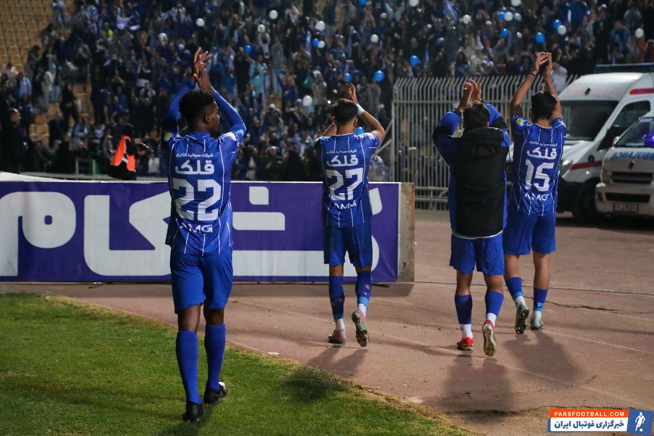 جشن پیروزی بازیکنان استقلال در پایان بازی با پادیاب خلخال با هواداران
