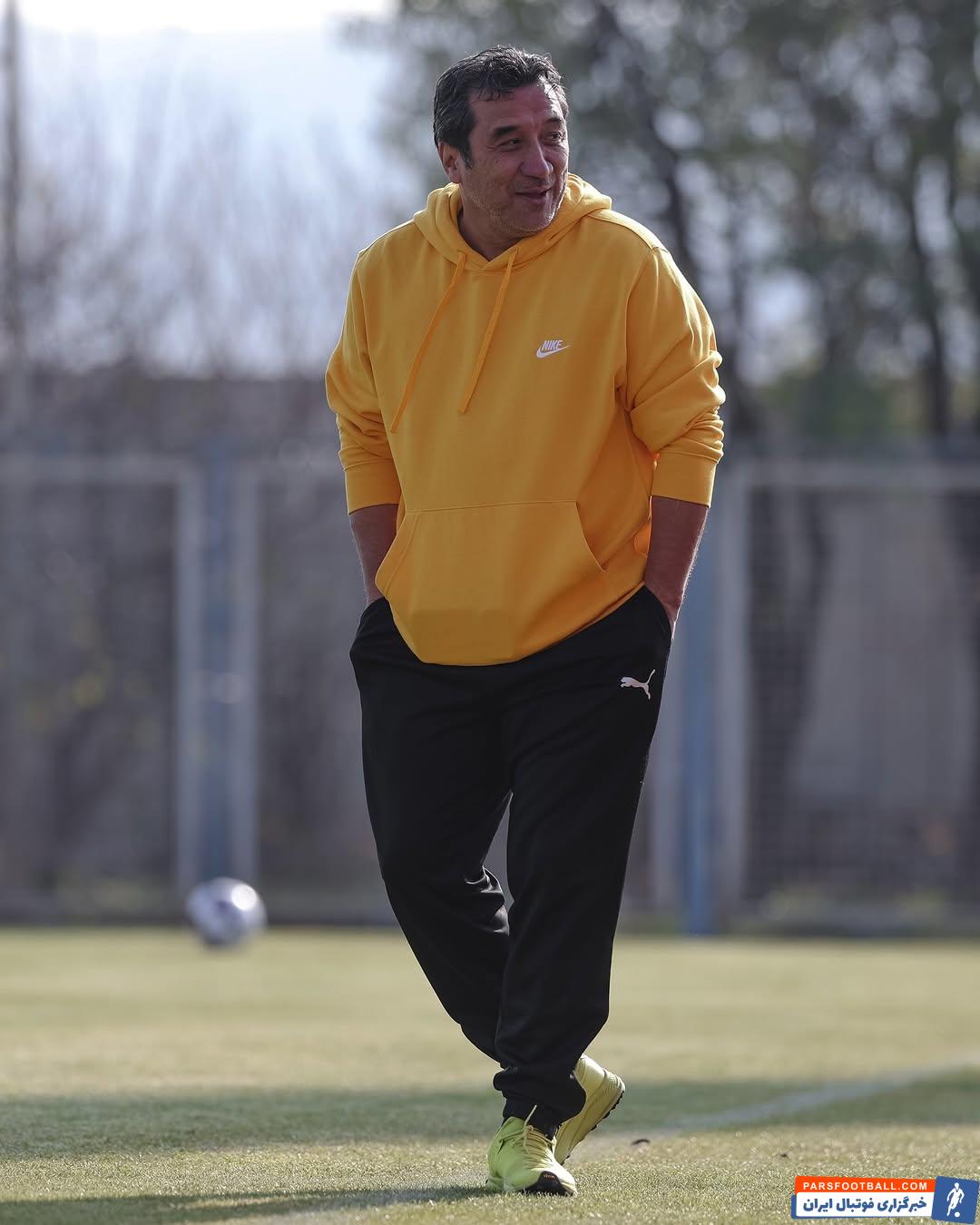 خداداد عزیزی با رنگ زرد در تمرین تراکتور