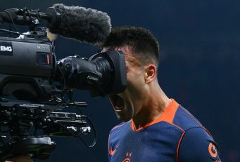 حمایت مارتینز از اشرف حکیمی مصدوم در شادی گلش برابر غیرت