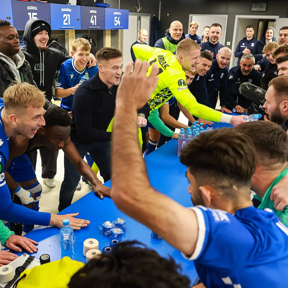 photo_2025-11-28_10-12-18 شادی ستاره ایرانی و یارانش بعد از پیروزی در لیگ کنفرانس