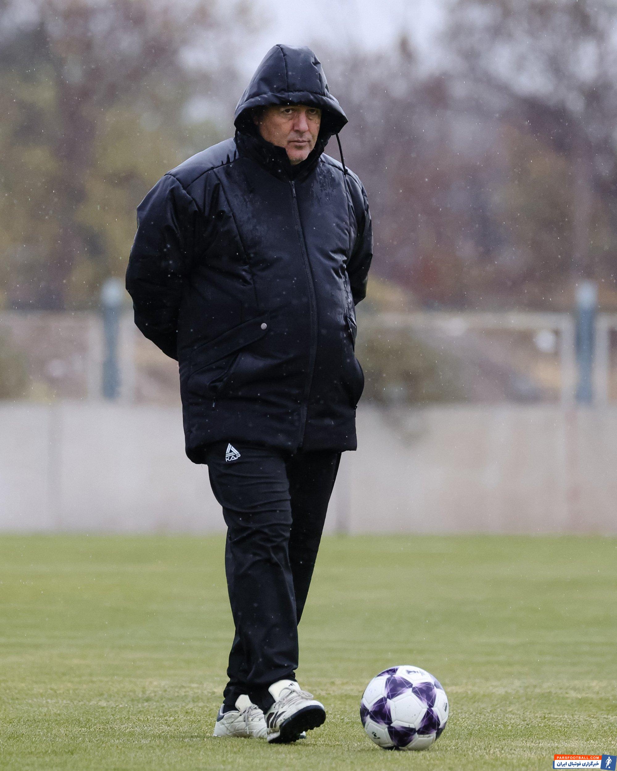 هوای سرد امروز تمرین تراکتور در بنیان دیزل تبریز باعث شد تا بازیکنان لباس گرم بپوشند