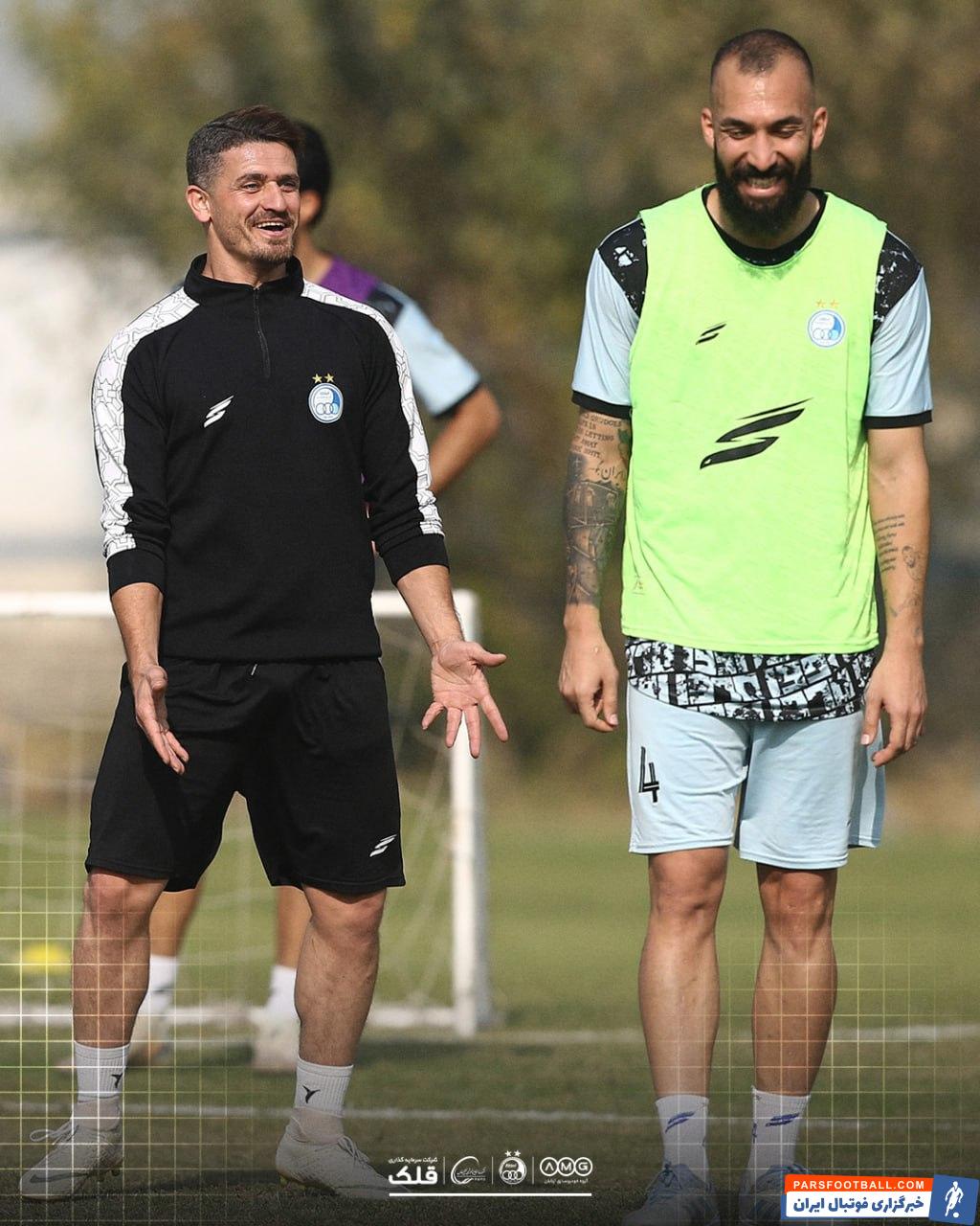 روزبه چشمی و وریا غفوری کاپیتان های برنده فعلی و قبلی در تمرین استقلال