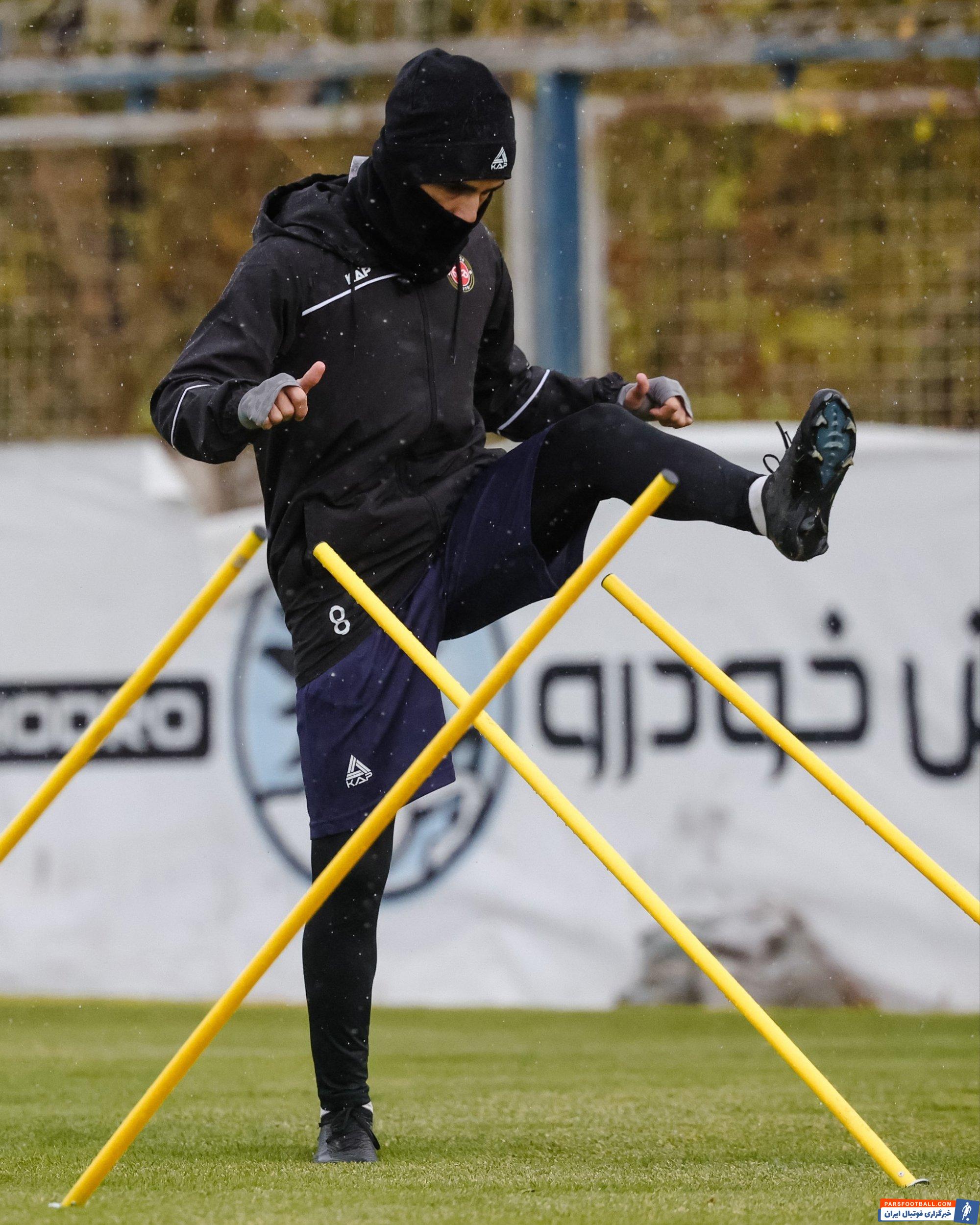 هوای سرد امروز تمرین تراکتور در بنیان دیزل تبریز باعث شد تا بازیکنان لباس گرم بپوشند