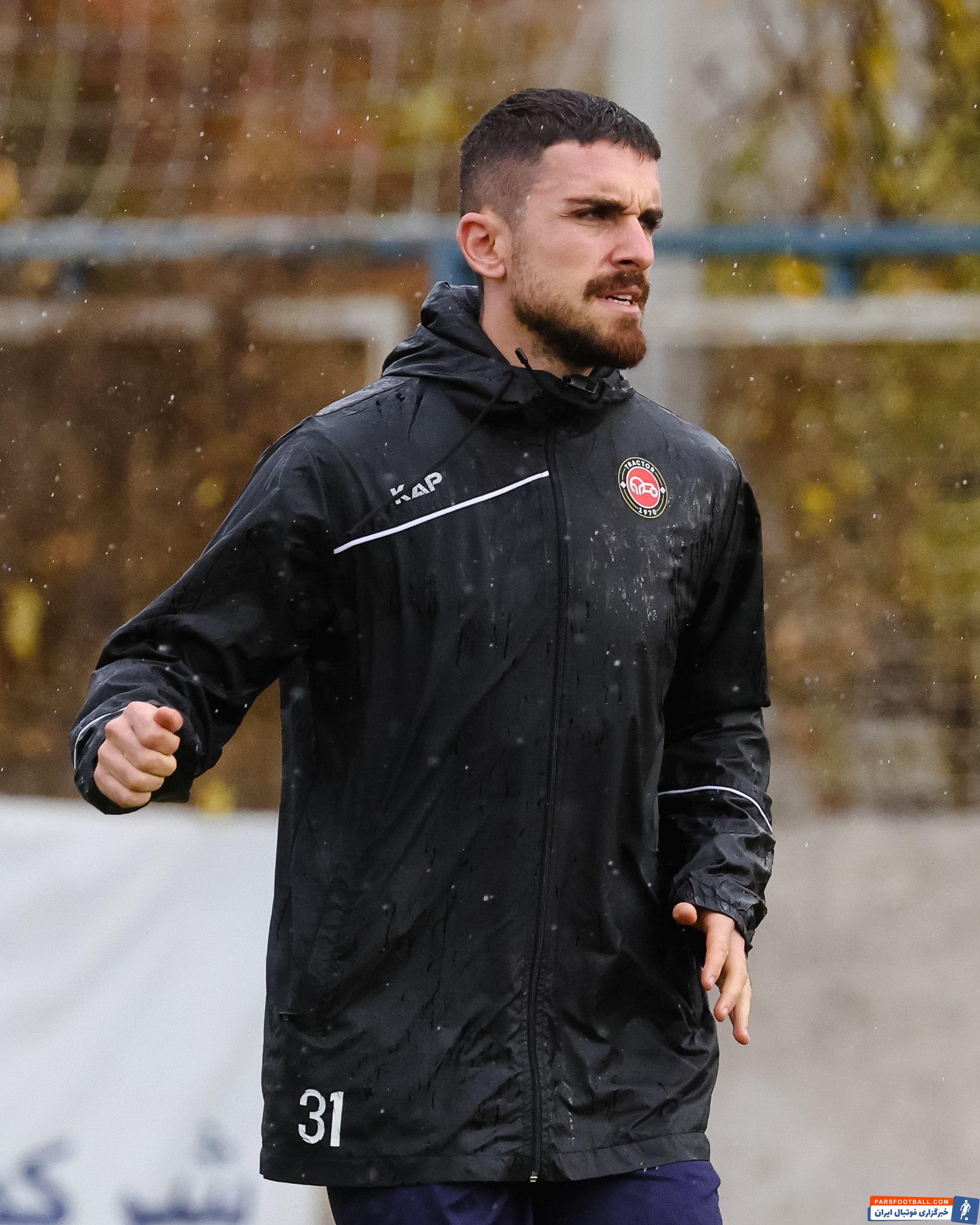 هوای سرد امروز تمرین تراکتور در بنیان دیزل تبریز باعث شد تا بازیکنان لباس گرم بپوشند