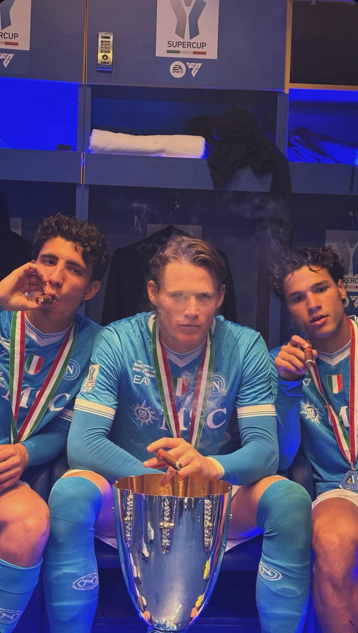 سیگار کشیدن بازیکنان ناپولی در جشن قهرمانی