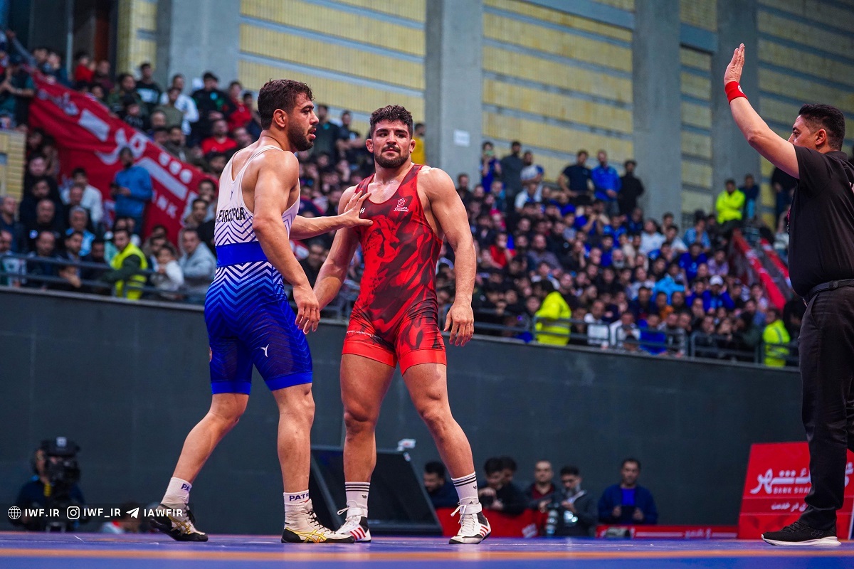 تأیید تصمیم داور از سوی آبیها با جریمه سنگین فیروزپور/ فرار رو به جلو و کادر بازنده؛ استقلال اسپانسری که باخت! تأیید تصمیم داور از سوی آبیها با جریمه سنگین فیروزپور/ فرار رو به جلو و کادر بازنده؛ استقلال اسپانسری که باخت!